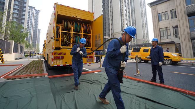 给跪了！贝林厄姆更新社媒：自己双膝跪地，两手撑腿？非常无奈